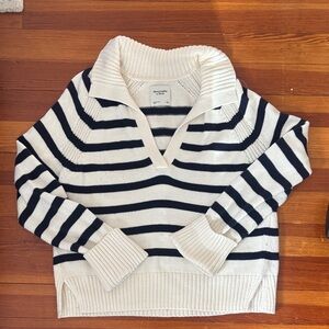 Abercrombie & Fitch Cream and Navy Striped V‑Neck Pullover